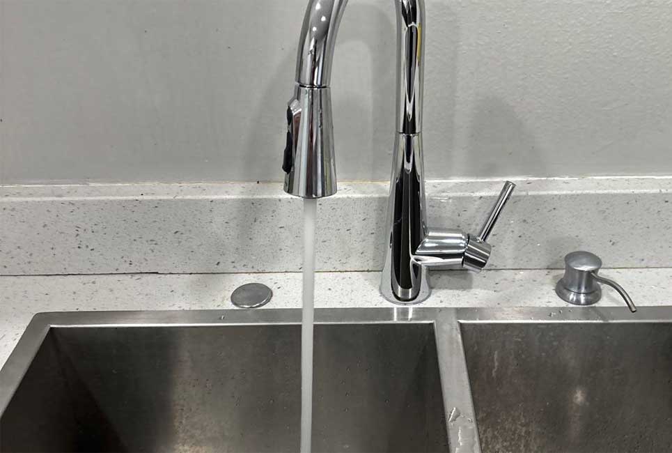Chrome pulldown kitchen faucet with good water pressure